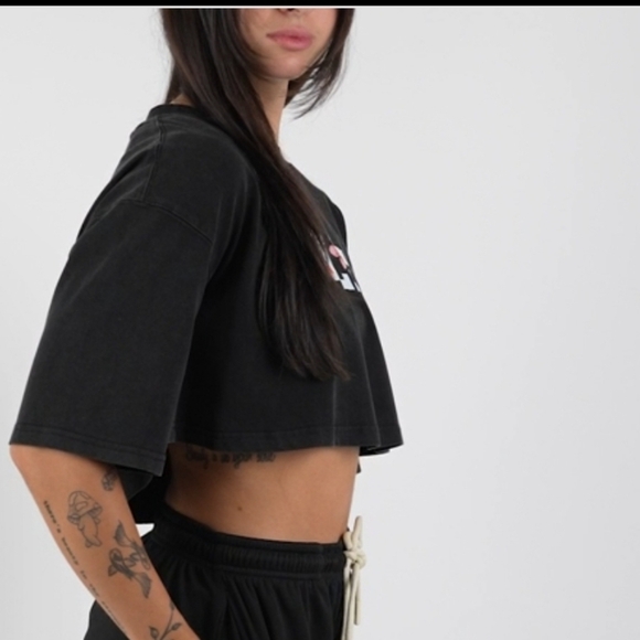 WILLED BLOSSOM OVERSIZED CROP TOP - BLACK - Picture 3 of 3